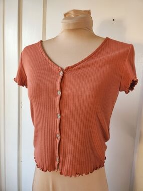 Madewell Maya Ribbed Button-Front Lettuce-Edge Crop Top in Salvaged Barn